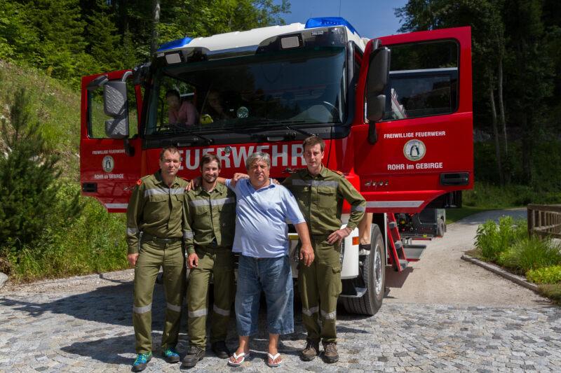 Jäger und Spender: Oligarch Sardarov ist in Rohr am Gebirge gern gesehen, auch dank Spenden für die Feuerwehr. Sein Jagdrevier ließ er komplett einzäunen und das Tor mit seinen Initialen versehen.