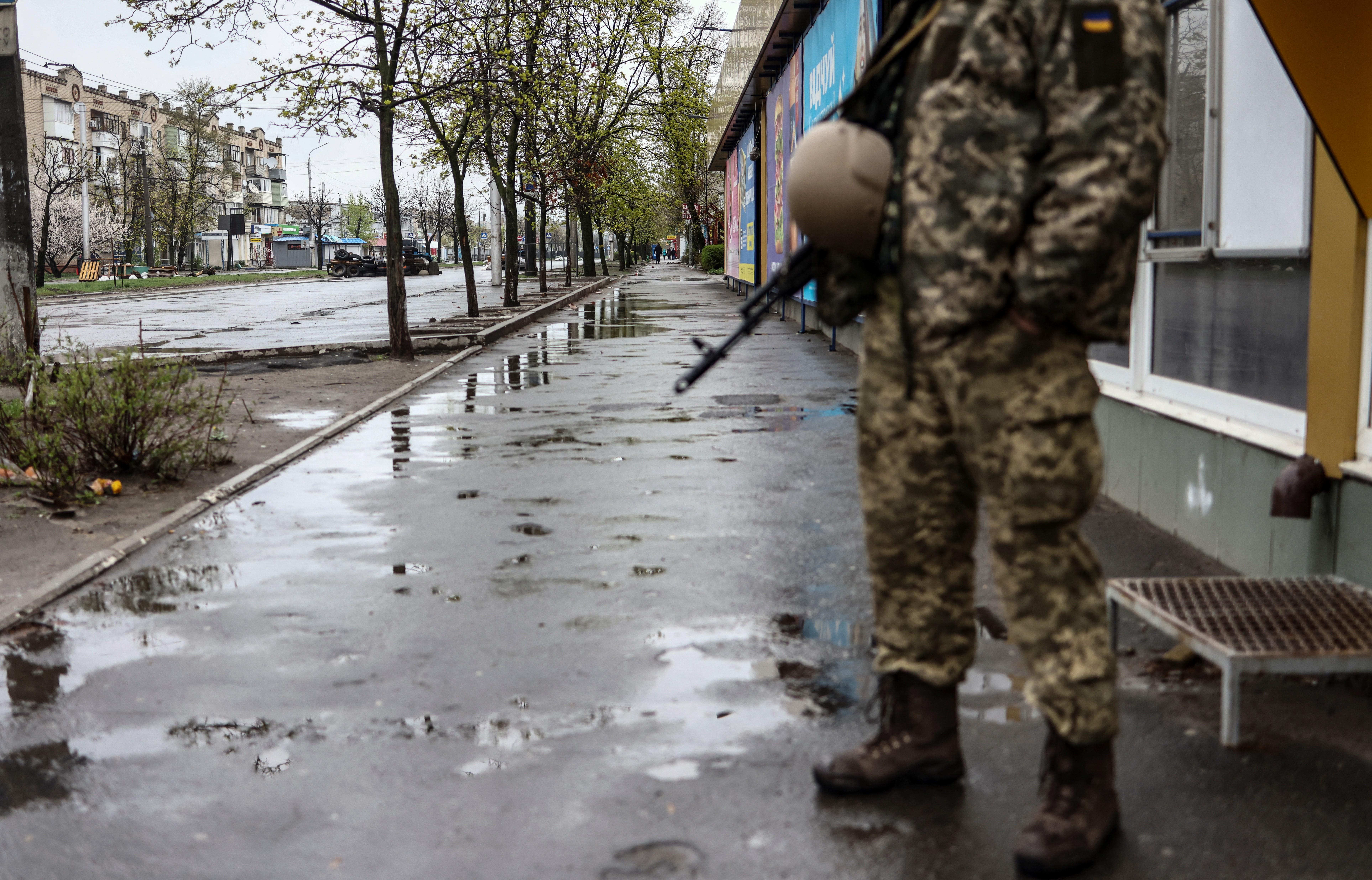 Ein Ukrainischer Soldat auf der Straße in Severodonetsk in der Donbass-Region.
