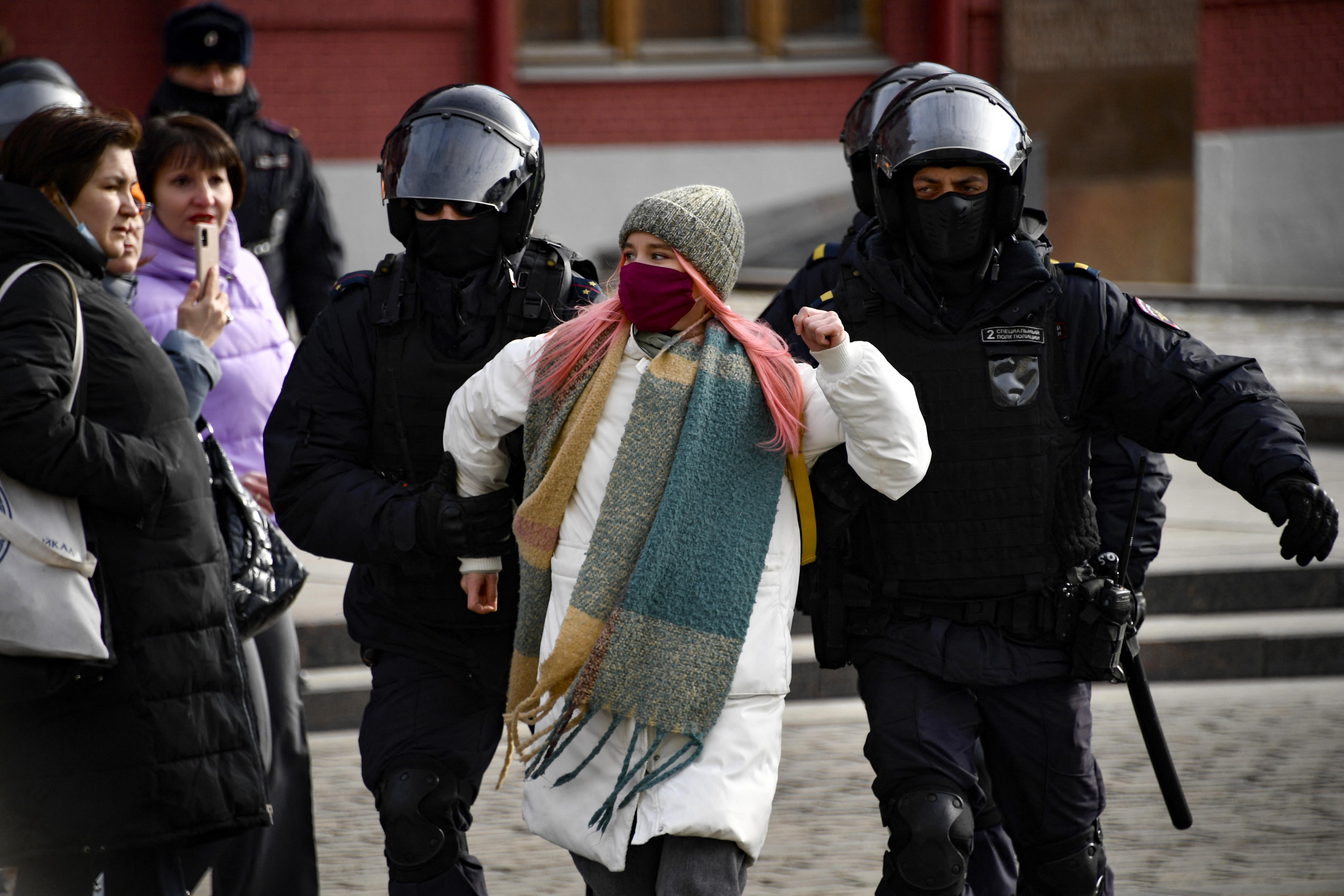 Polizeibeamte nehmen eine Frau während einer Demonstration am 13. März 2022 in Moskau gegen den Krieg in der Ukraine fest.