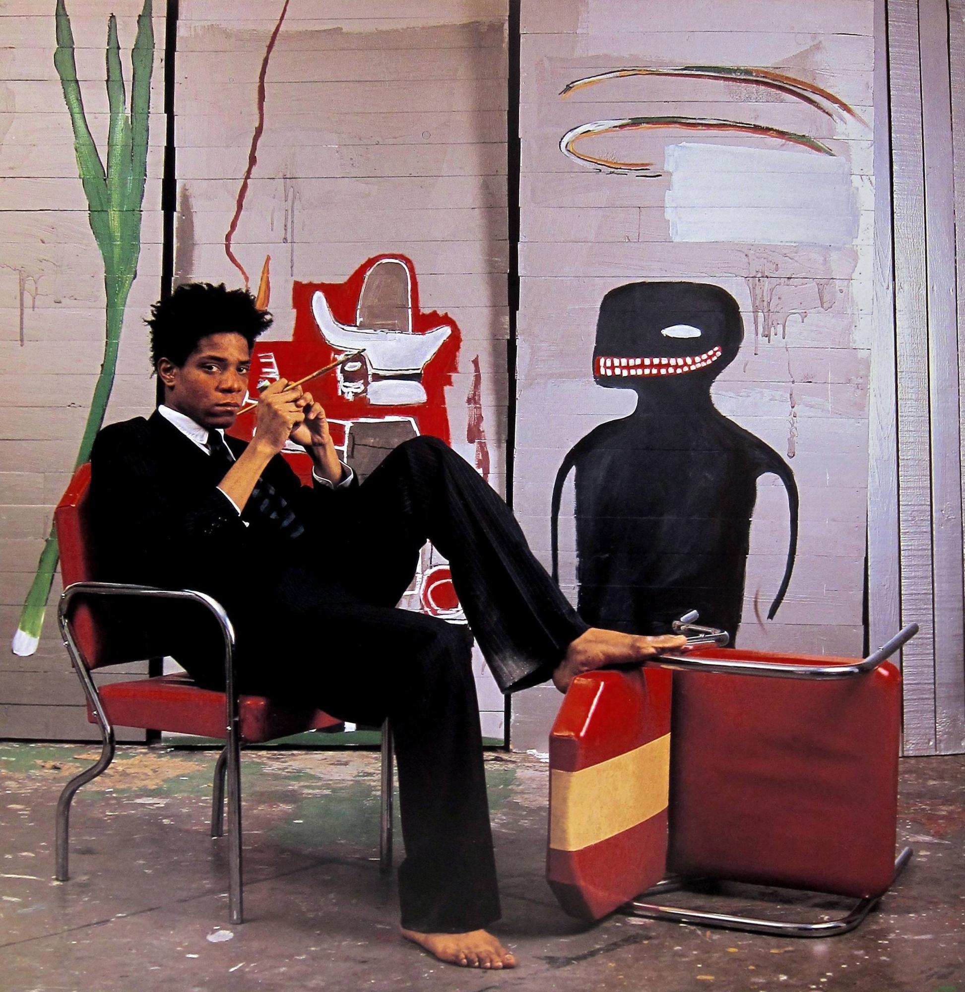 Scheuer Star: Basquiat, um 1985 in seinem Atelier in Manhattan; im Hintergrund eines seiner Gemälde.