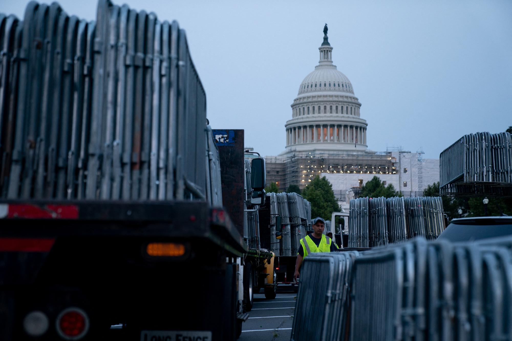 Arbeiter errichteten im Vorfeld der Anklage gegen den ehemaligen US-Präsidenten Donald Trump Sicherheitsbarrikaden vor dem US-Kapit.ol in Washington, DC.