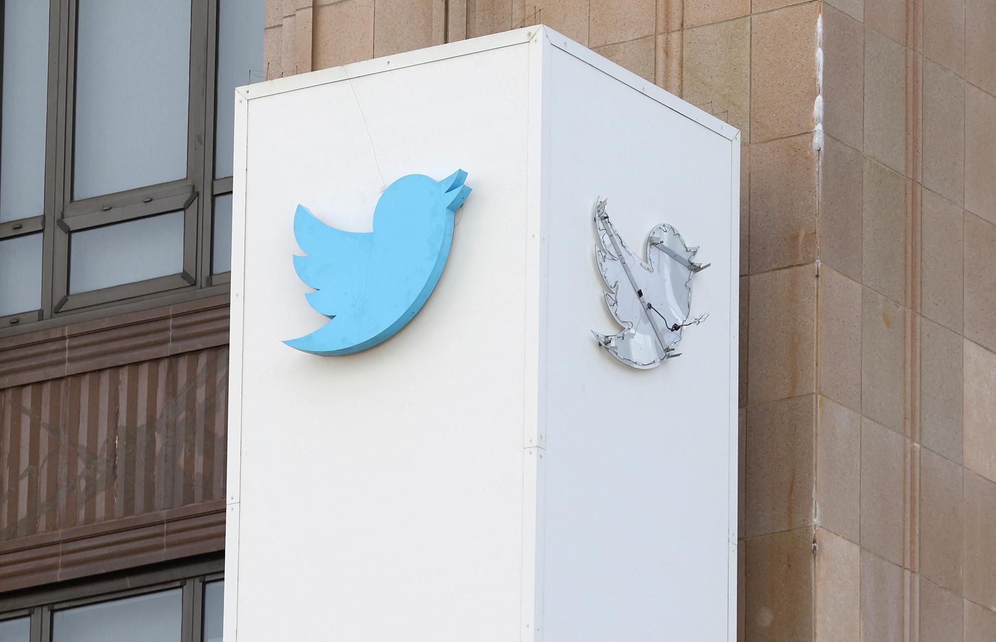 Der Umriss des ikonischen blauen Twitter-Vogellogos auf einem Schild vor dem X-Hauptquartier in San Francisco wird abmontiert.