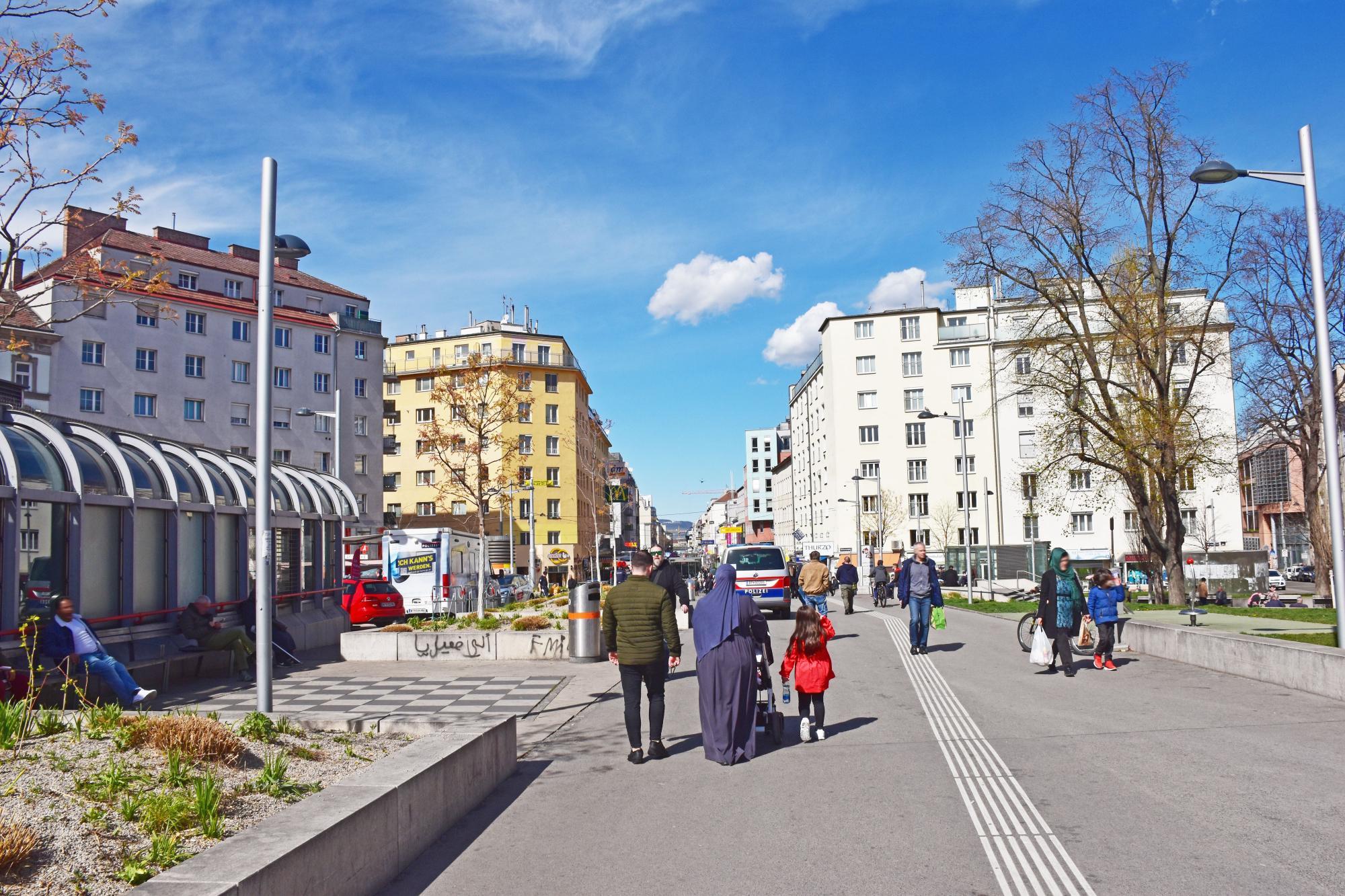 Der Wiener Reumannplatz mit Blick Richtung Favoritenstraße.