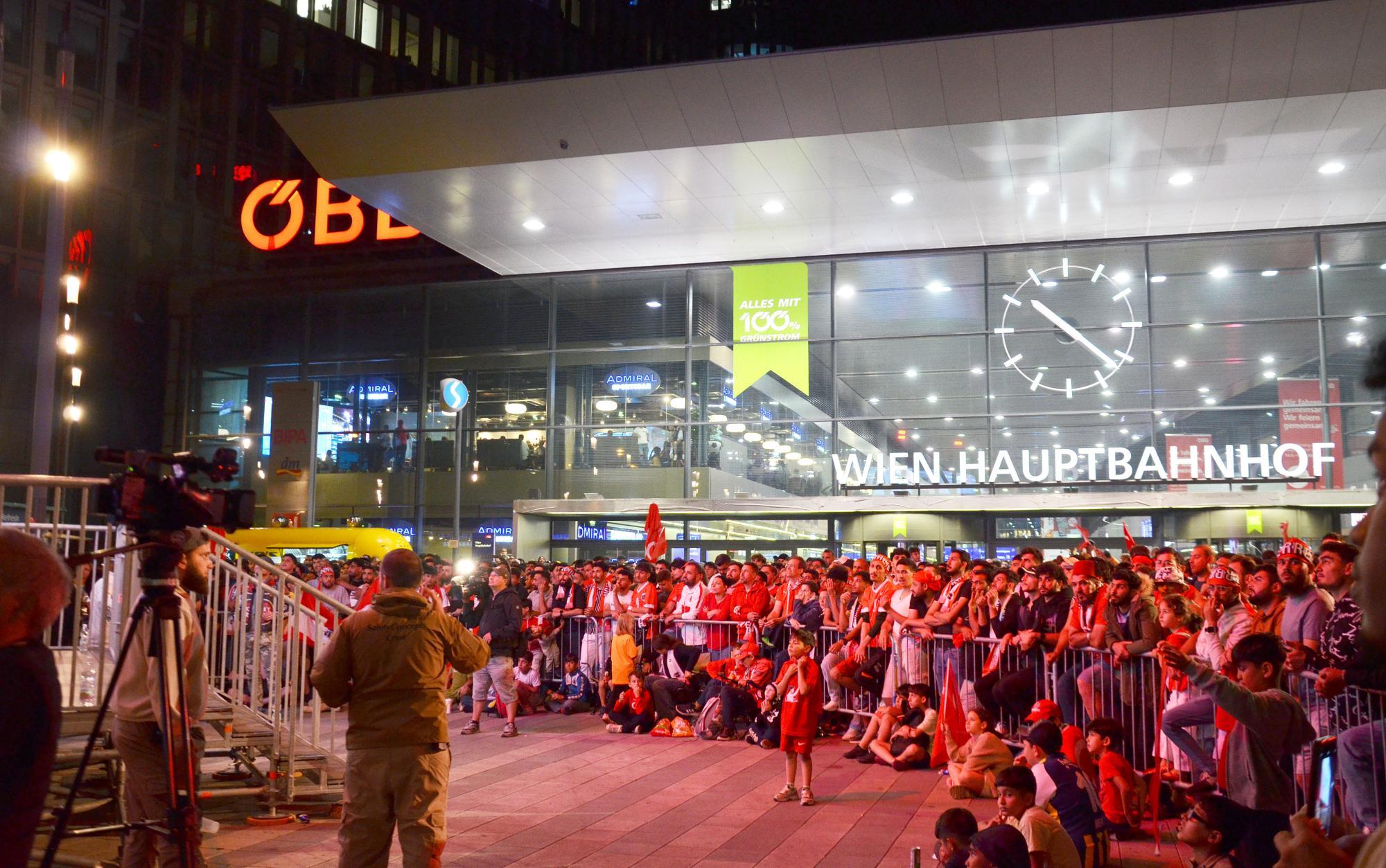 Public Viewing vor dem Wiener Hauptbahnhof