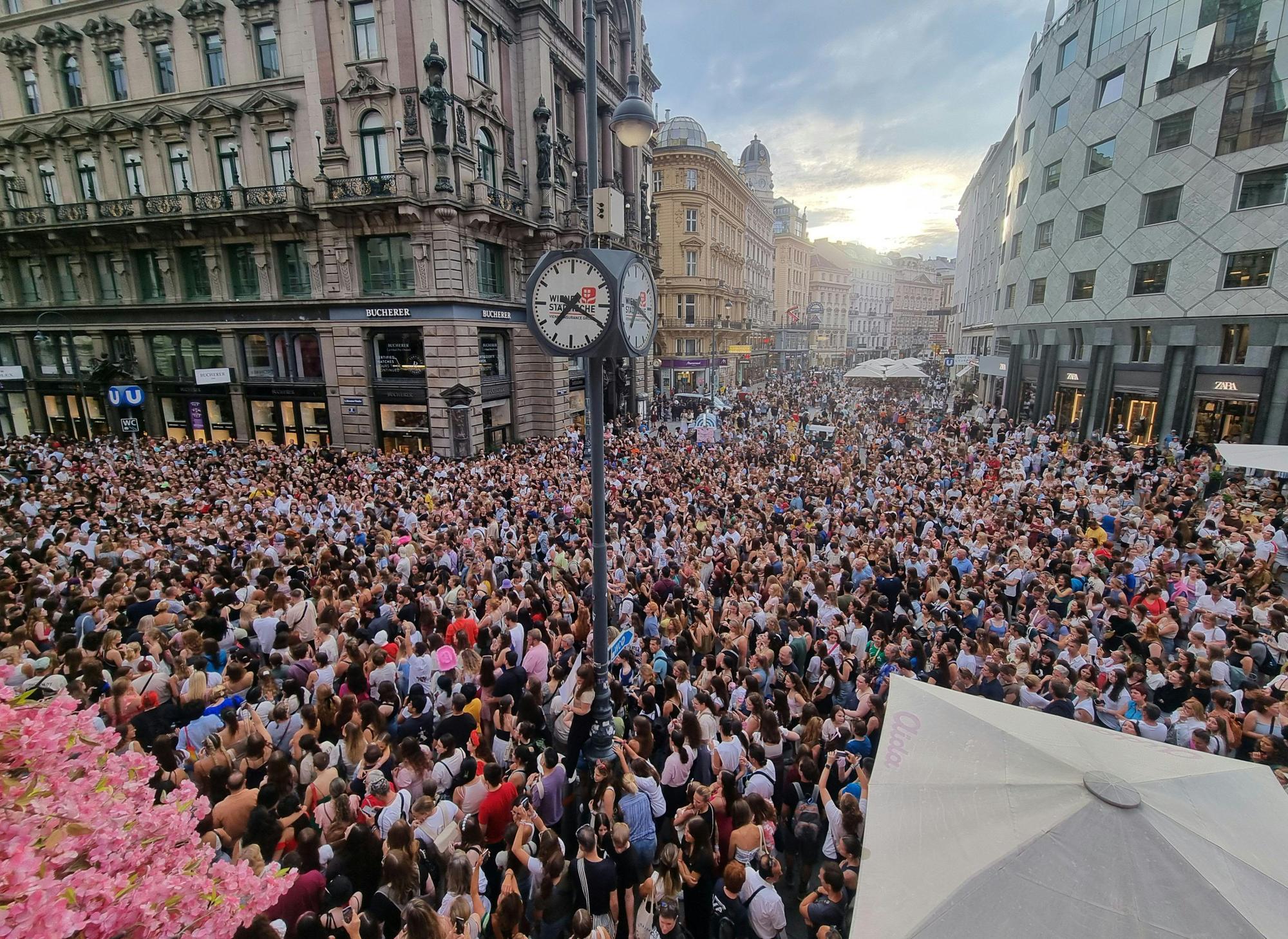 Taylor Swift-Fans, aufgenommen am Donnerstag, 8. August 2024, in der Wiener Innenstadt. Nach der Festnahme von Terrorverdächtigen, die einen Anschlag auf die bevorstehenden Taylor Swift-Konzerte in Wien geplant haben, hat der Veranstalter Mittwochabend die Konzerte in der Bundeshauptstadt abgesagt..