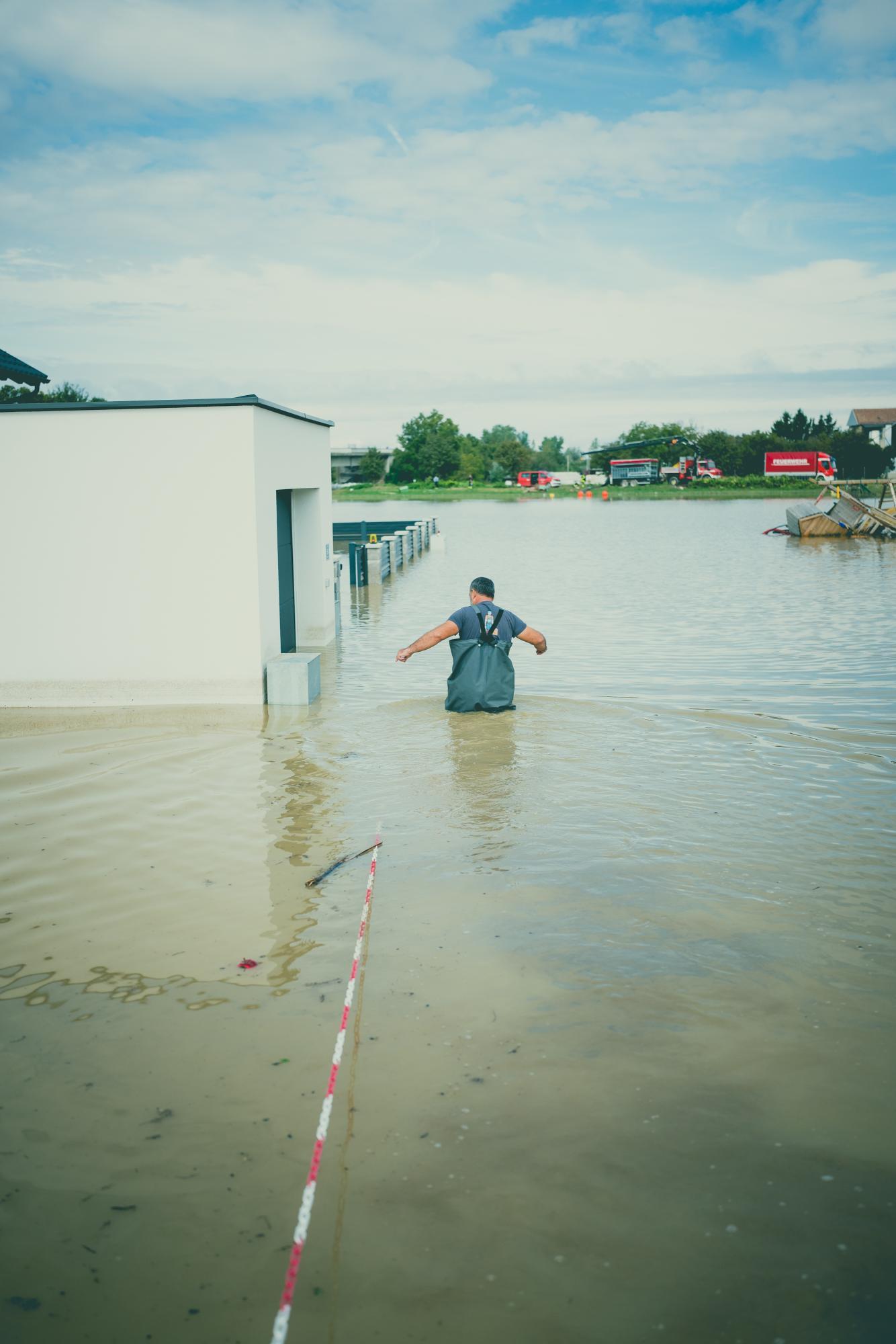 Ein Mann steht im Hochwasser.