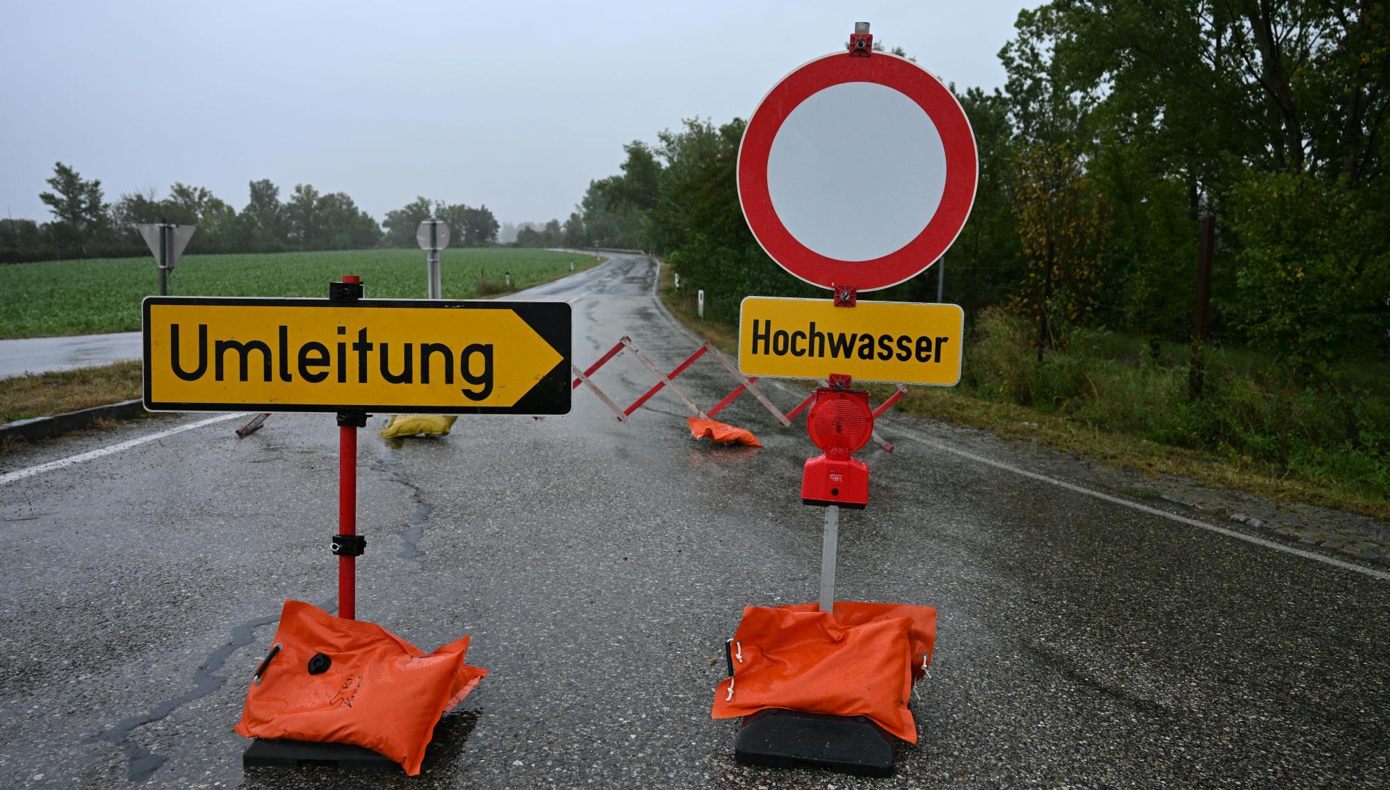 Umleitung und gesperrte Straße aufgrund des Hochwassers.