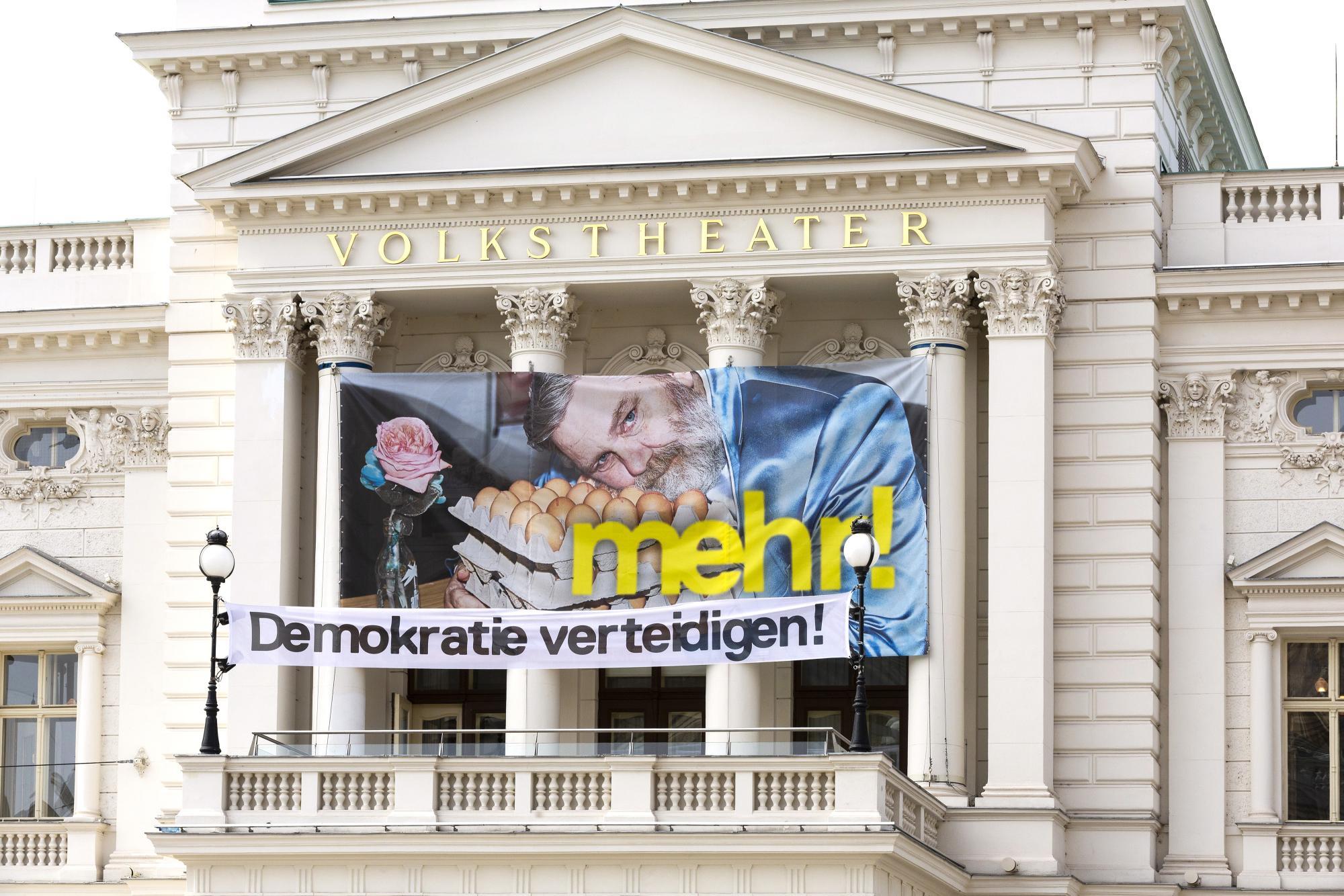 Transparent, Demo zur Verteidigung der Demokratie am Volkstheater in Wien, Österreich