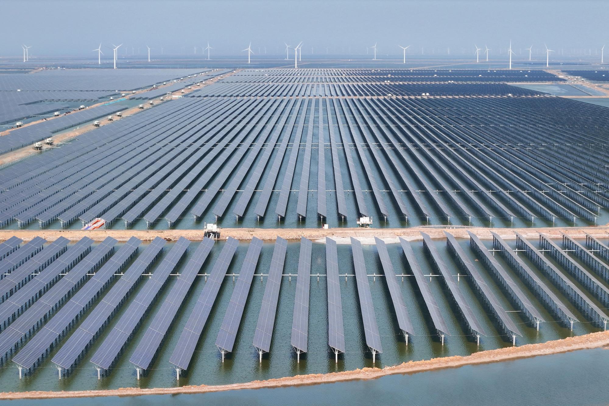 Auf dem Bild befinden sich Photovoltaikanlagen und Windräder in China