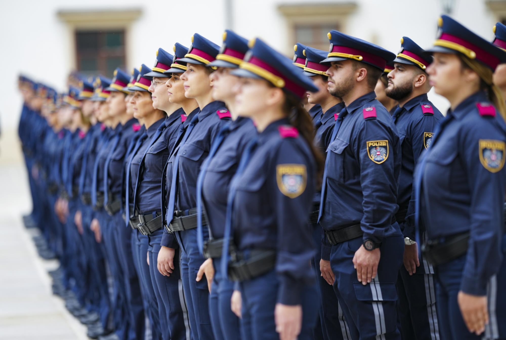 Auf dem Bild befinden sich Polizistinnen und Polizisten in Uniform