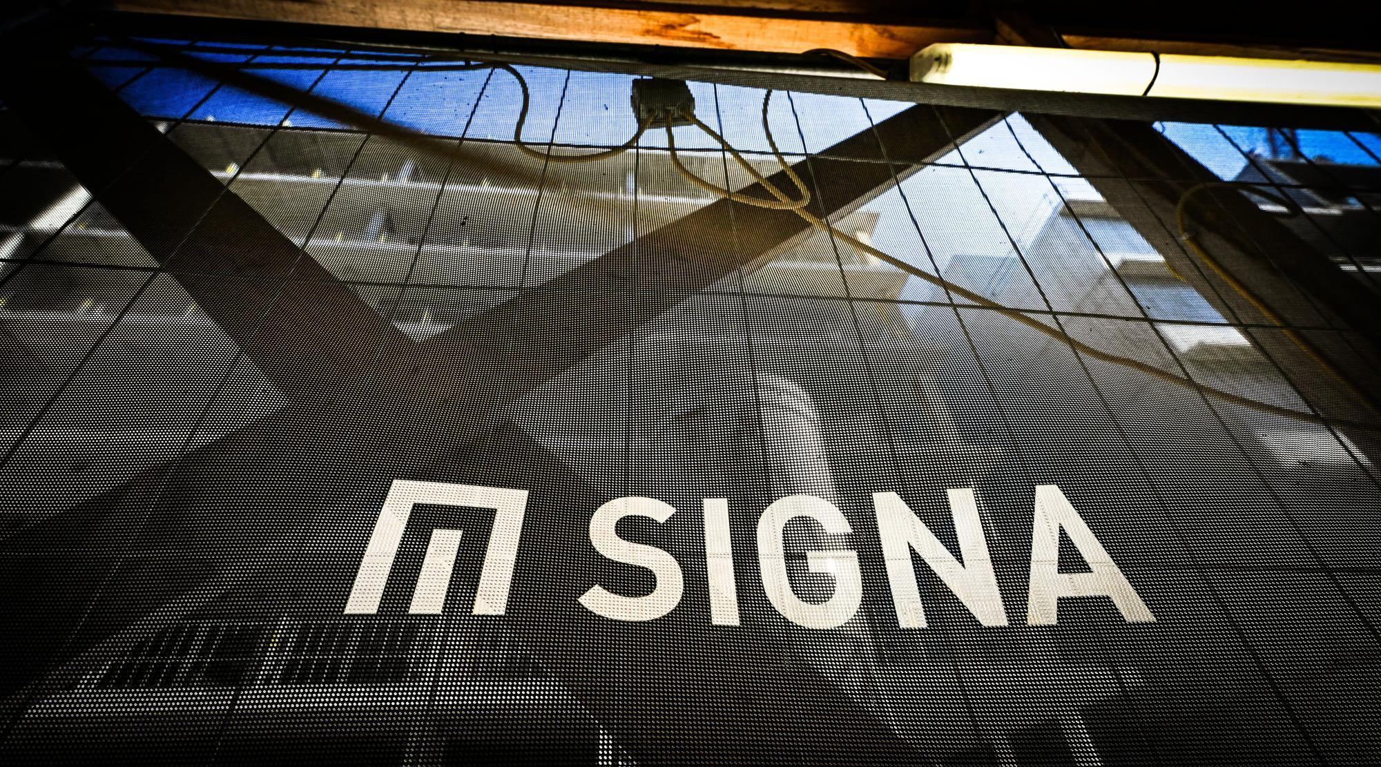 zu sehen ist das Signa-Logo auf einem Baustellenbanner, das als Sujet für die Insolvenzverwaltung dient