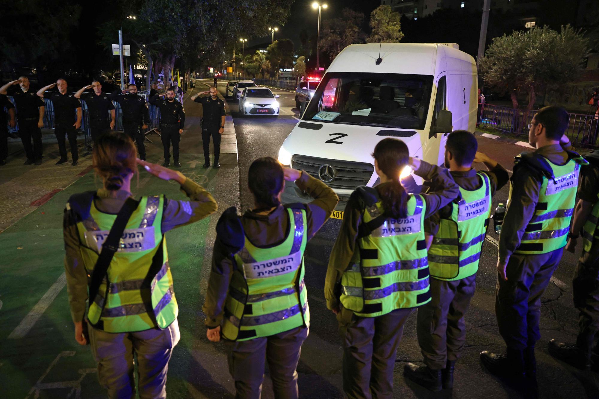 Trump zagrozil Hamasu zaradi trupla talcev, svojci zahtevajo prekinitev premirja